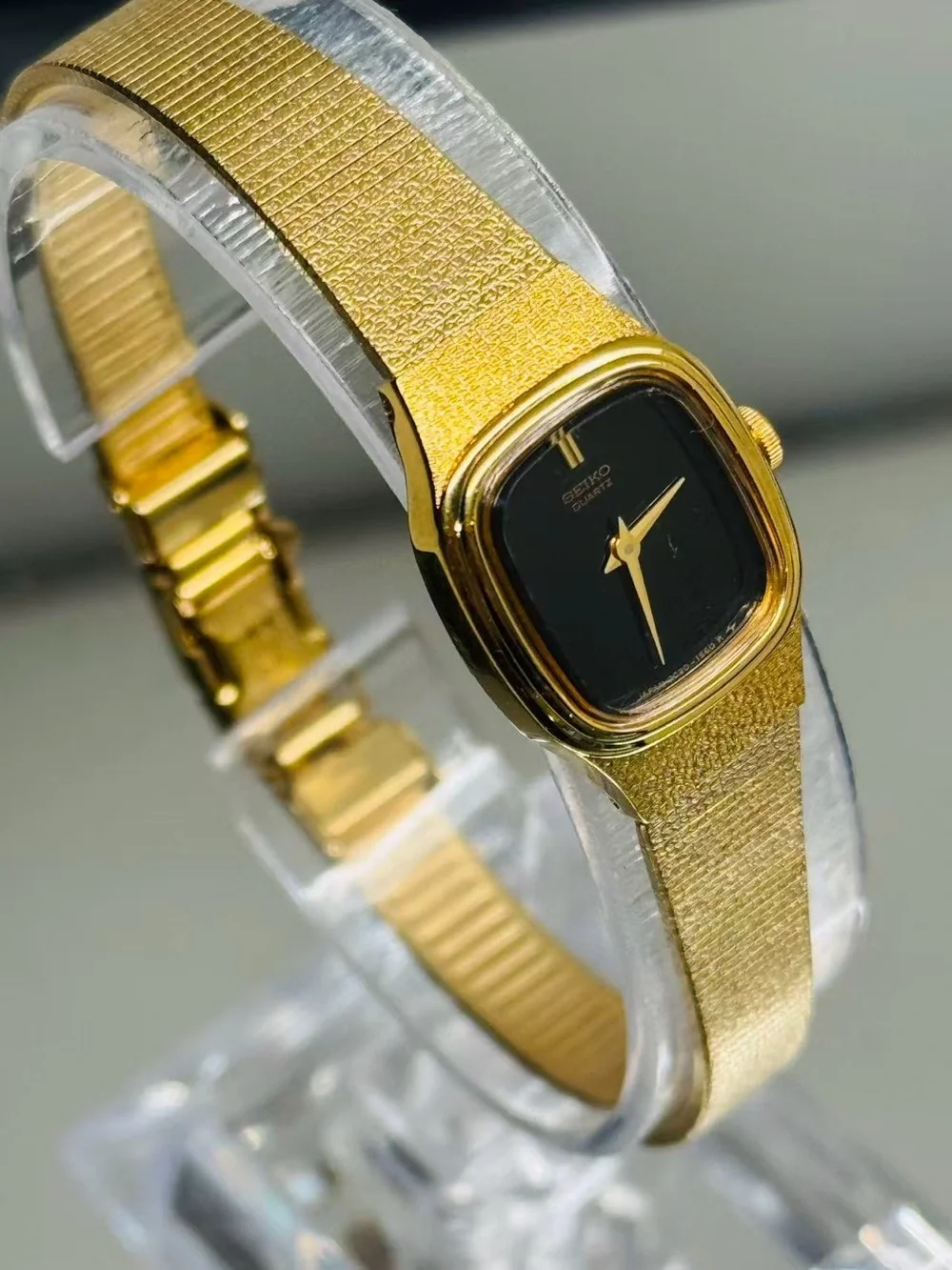Vintage Seiko Quartz Women’s Watch Gold Tone Black Dial 16mm New Battery Runs
